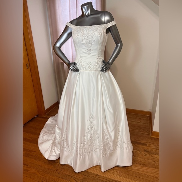 Mori Lee Dresses & Skirts - Elegant Off-Shoulder Ivory Embroidered Ball Gown